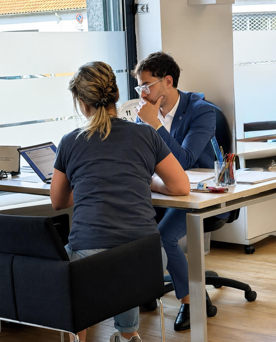 Consulente Kìron Rivoli durante un incontro con una cliente in ufficio